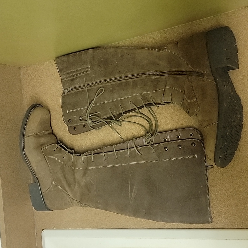 Clark's size 9 zip up boots